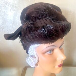 ONE-OF-A-KIND 1940s' BROWN FELT TILT HAT +LARGE BOW &  FEATHER TRIM